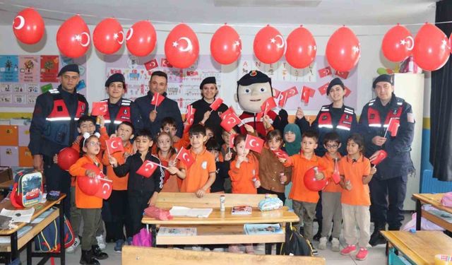 Jandarmadan ilkokula 29 Ekim sürprizi: Miniklerle sınıflar süslendi