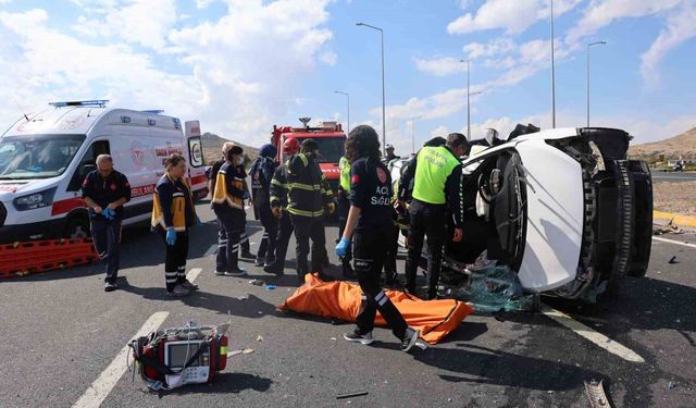 Kamyonet ile otomobil çarpıştı: 2 ölü, 1 yaralı