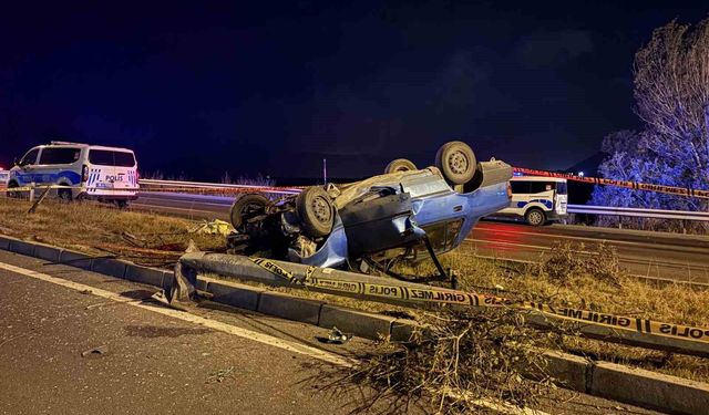 Kayseri'de aydınlatma direğine çarpan otomobil takla attı: 2 ağır yaralı