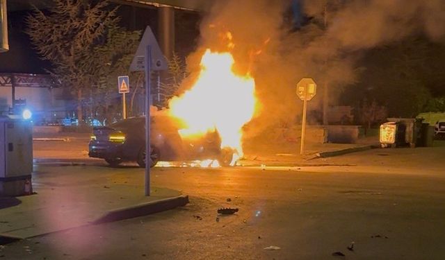 Kayseri'de park halindeki otomobile ve ağaca çarpan otomobil alev aldı: 1'i ağır, 2 yaralı
