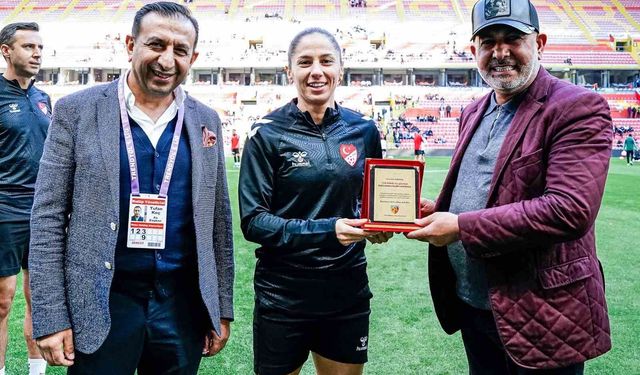 Kayserispor'dan hakem Asen Albayrak'a çiçekli destek