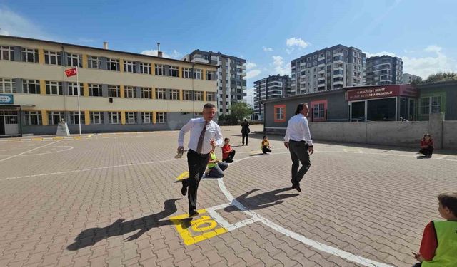 Milli eğitim müdürü 'Maaarif'in heyecanını' öğrencilerle beraber yaşadı, oyun oynadı