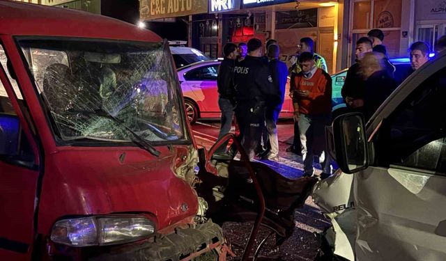 Pikapla kafa kafaya çarpışan kamyonet sürücüsü araçta sıkıştı: 2 yaralı