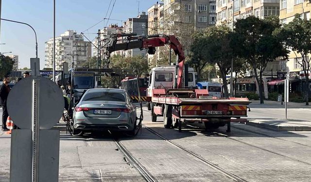 Tramvay seferini durduran kaza