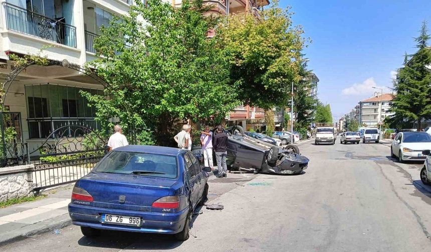 Ankara’da kontrolden çıkan otomobil yayaya çarpıp takla attı: 2 yaralı