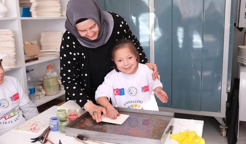 Sorgun'da özel çocuklar belediyenin el sanatları merkezinde eğitim görüyor