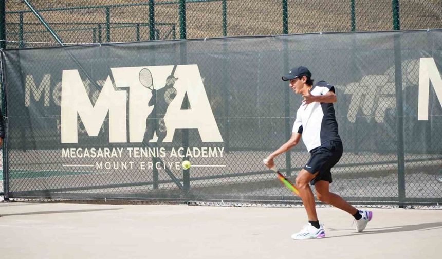 2 bin 300 rakımda uluslararası tenis turnuvası