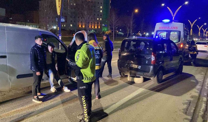 Aksaray’da 2 hafif ticari araç çarpıştı: 1 yaralı