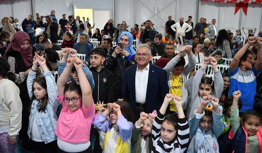 Başkan Büyükkılıç, Çocuk Kitap Fuarı ve Şenliği’nde