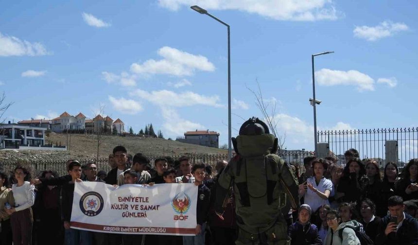 Çocuklar, polislerle bir araya geldi