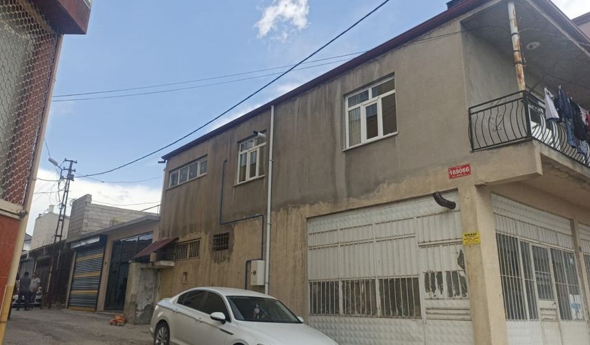 Ev taksiti için biriktirilen altın ve parayı çaldılar