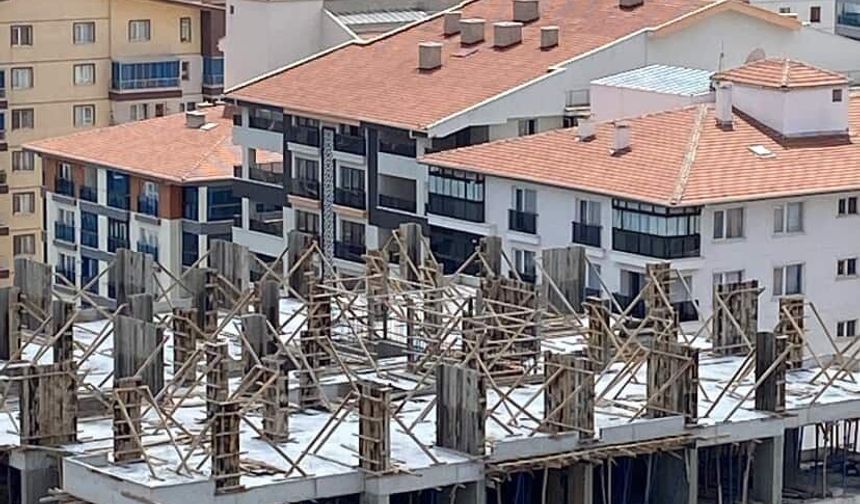 İnşaatta asansör boşluğuna düşen işçi ağır yaralandı