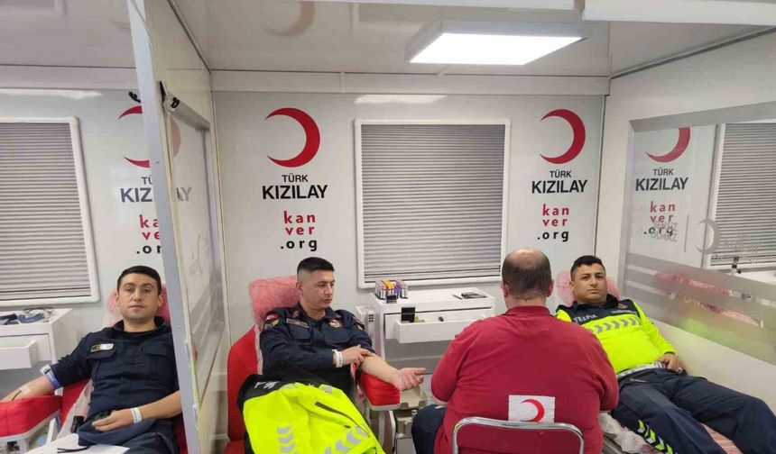 Jandarma ekipleri kan bağışı yaptı