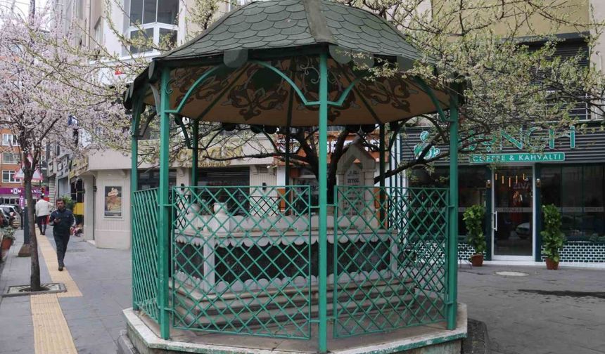 Kaldırımın ortasındaki türbe hikayesiyle de dikkat çekiyor