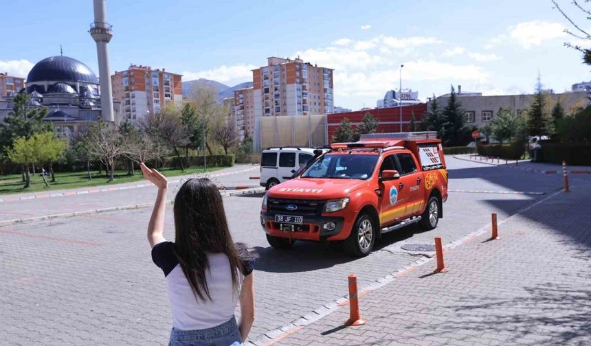 Küçük Aleyna’ya doğum gününde itfaiye ekiplerinden sürpriz