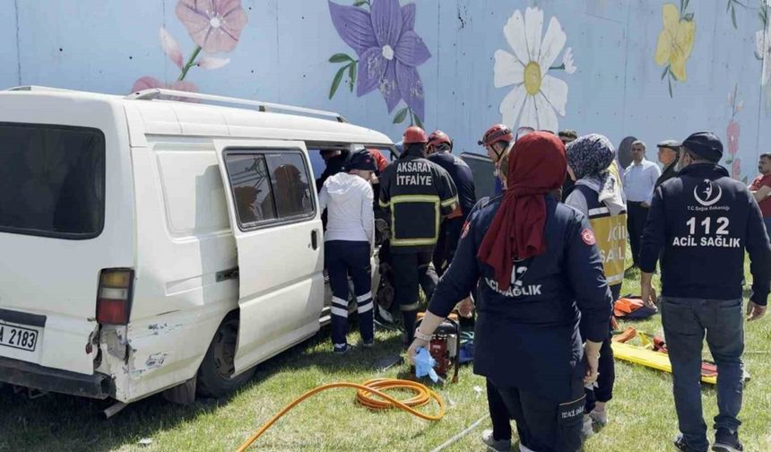 Lastiği patlayan minibüs refüjdeki işçiye çarptı: 5 yaralı