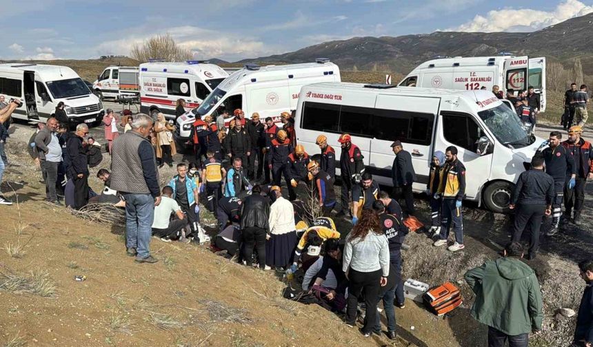 Öğretmenleri taşıyan minibüs kazaya karıştı: 3’ü ağır 15 yaralı