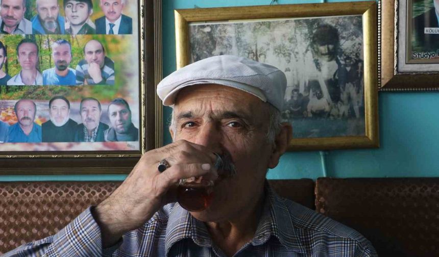 Ölenleri bir yanda kalanları diğer yanda sergiliyor