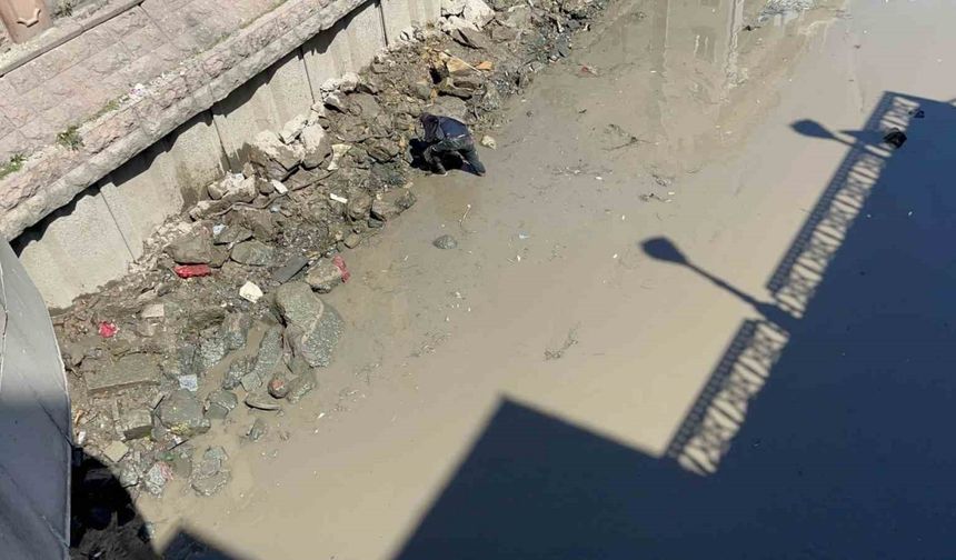 Porsuk Çayı’nın suyu temizlik için kesildi, hurdacılar çamurun içine daldı