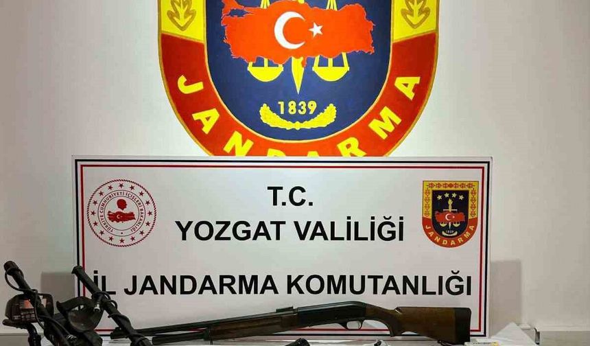 Şefaatli’de tarihi eser ve silah ele geçirildi