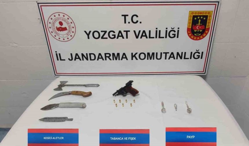 Şüpheli otomobilde tabanca ve balta ele geçirildi