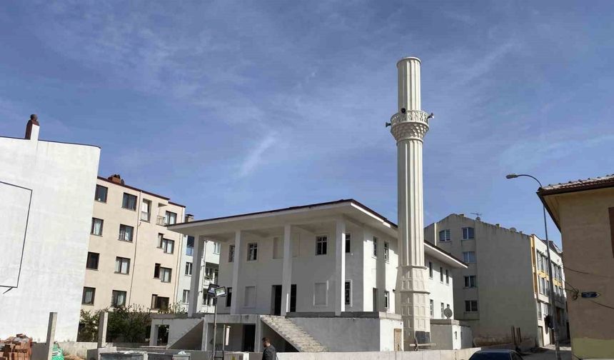 Yaklaşık 10 yıl önce yapımına başlanan cami bitirilemedi