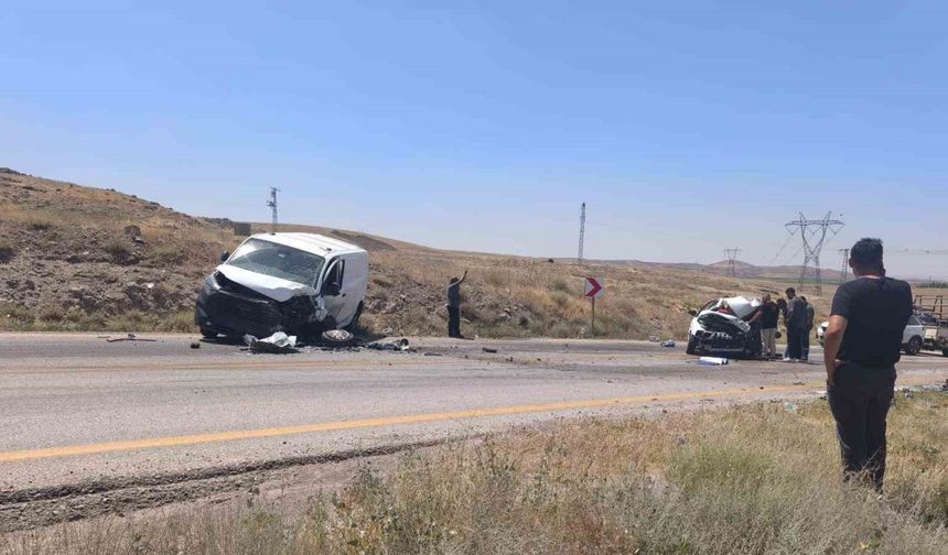 2 araç kafa kafaya çarpıştı: 1 ölü, 1 yaralı