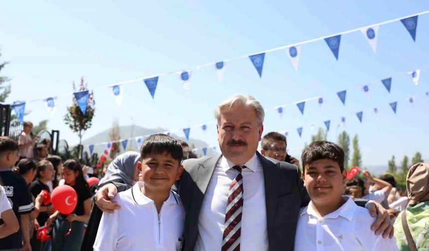 Başkan Palancıoğlu, karne alan öğrencilerin heyecanına ortak oldu