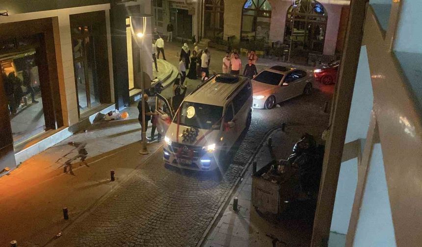 Düğün konvoyundaki kalabalık grup arasında gerginlik yaşandı
