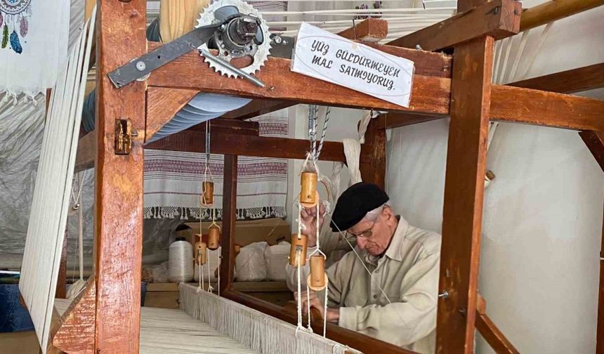 İpleri elleriyle sanata dönüştüren dokumacı, 62 yıldır mesleğini tutkuyla yapıyor