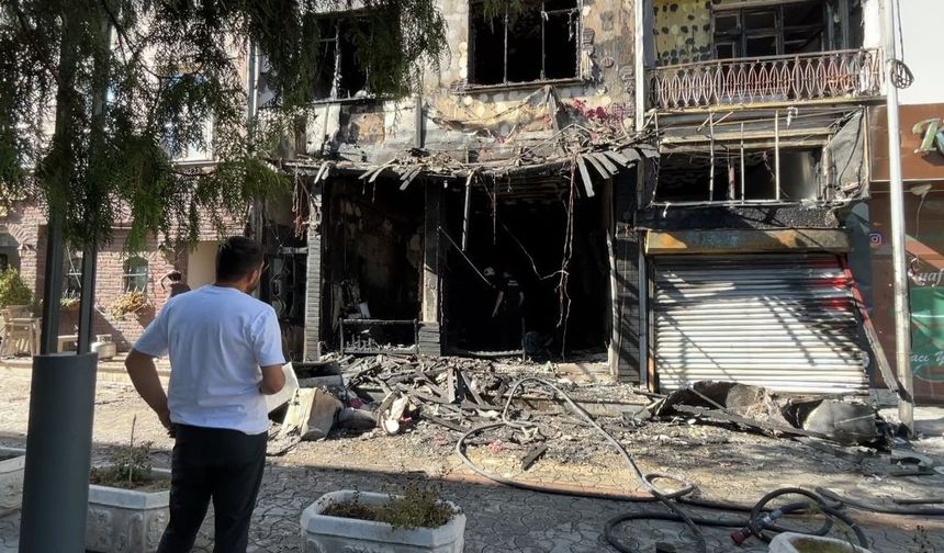 Kafede çıkan yangında bina harabeye döndü