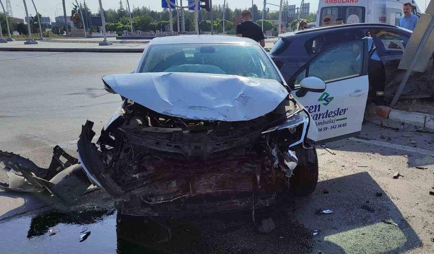 Otomobiller çarpıştı: 1 yaralı