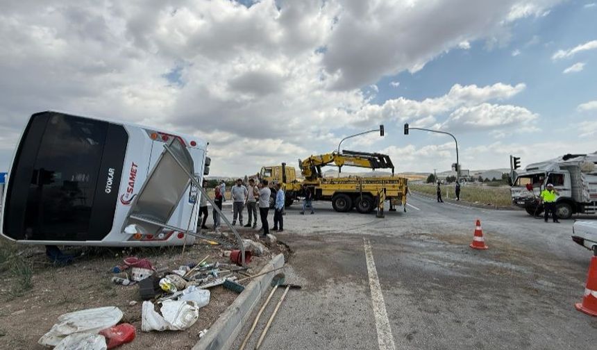 Personel servisi ile canlı hayvan yüklü kamyonet çarpıştı: 3 yaralı