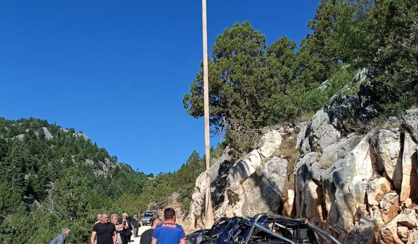 Uçuruma yuvarlanan kamyonetin sürücüsü hayatını kaybetti