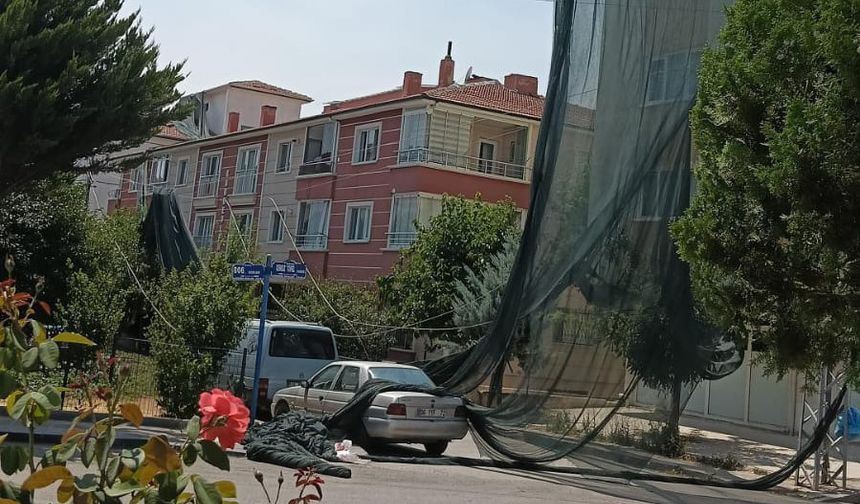 Ankara’da rüzgar sera örtülerini uçurdu