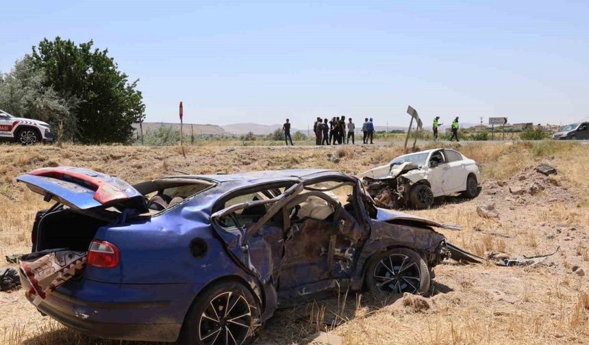 Çarpışan otomobiller tarlaya uçtu: 1 ölü, 1 yaralı