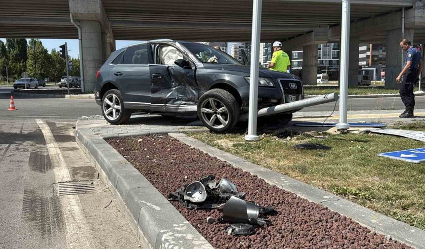 Kavşakta iki otomobil çarpıştı, 6 kişi yaralandı