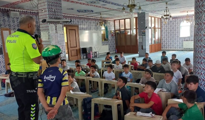 Polislerden öğrenci ve vatandaşlara trafik eğitimi