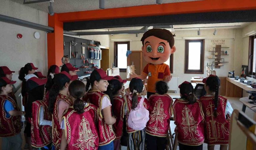 3 bin öğrenci 6 tarihi mekânda 6 tarihi karakteri tanıyor