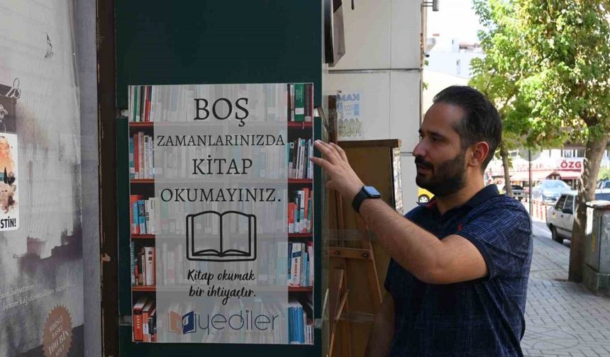 Dükkan önüne astıkları afiş vatandaşlara okuma alışkanlığı kazandırıyor