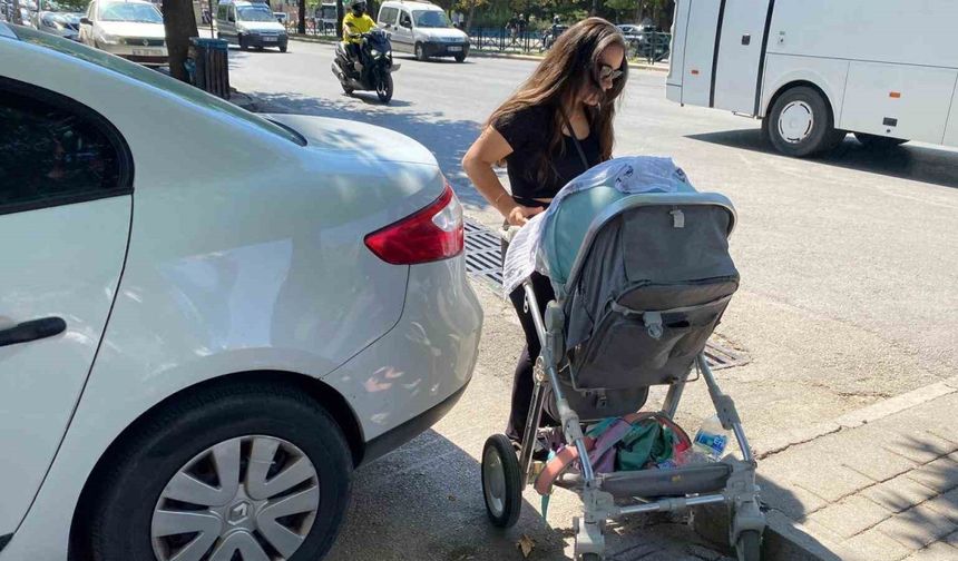 Engelli ve bebek arabası geçişine saygısız park