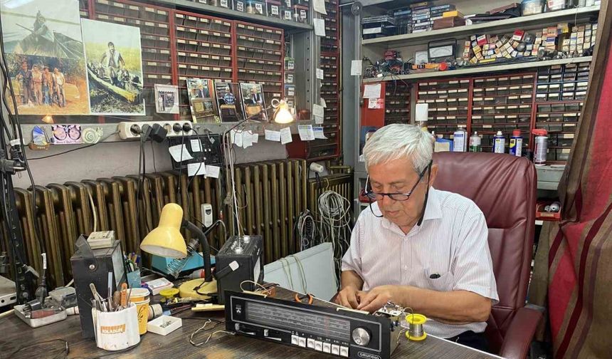 Fehmi amcanın 62 yıldır mesleği olan radyo tamirciliği son demlerini yaşıyor