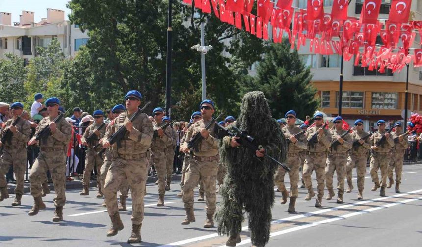 Gururlandıran tören geçişi izleyenlerden tam not aldı