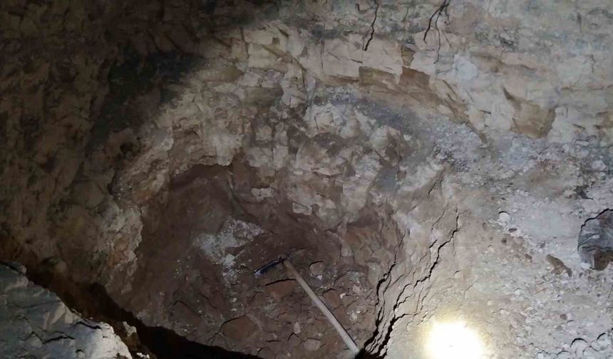 Kaçak kazı yapan şahısları jandarma suçüstü yakaladı