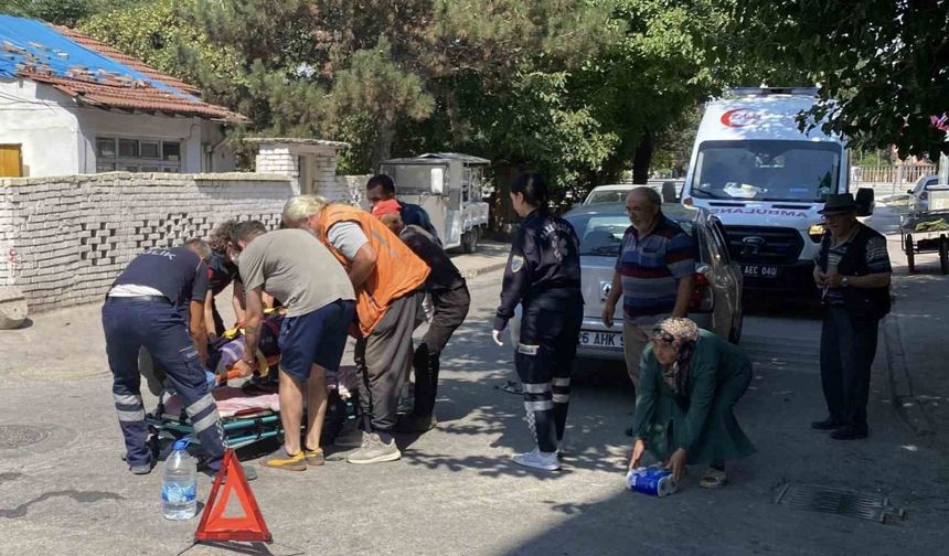 Otomobille çarpışan motosikletli kurye yaralandı