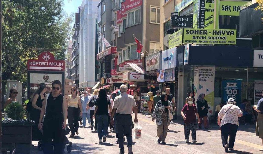 Sıcak hava çarşı yoğunluğunu azaltmadı