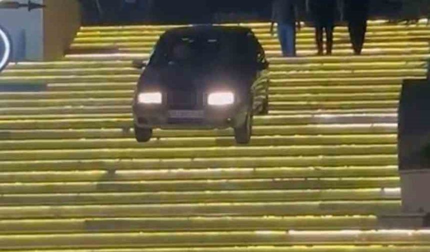 Sürücü otomobiliyle AVM merdivenlerden inmeye çalıştı