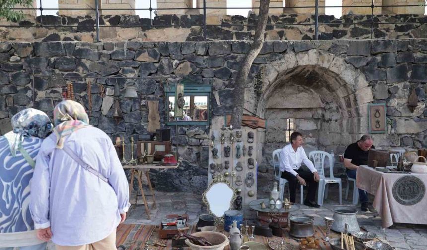 Tarihi kale, ilk kez bir antika pazarına ev sahipliği yaptı