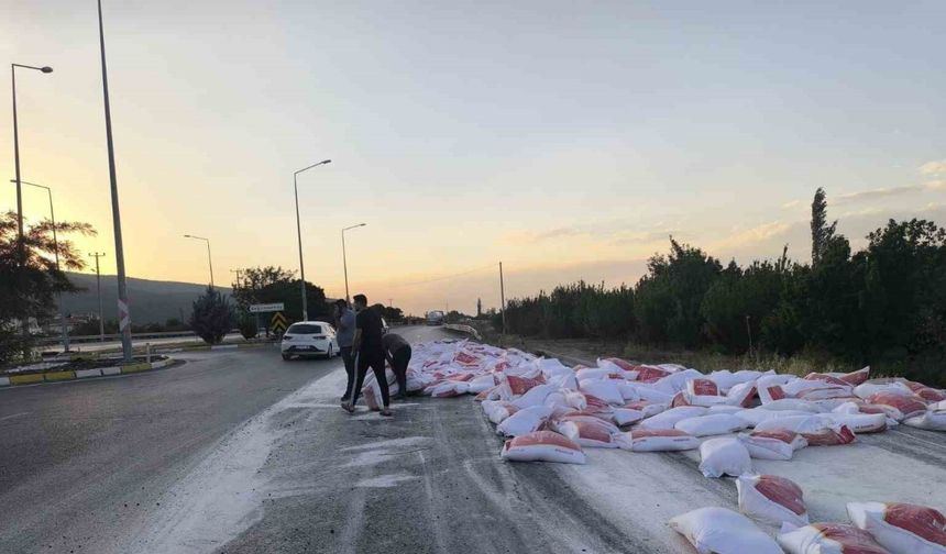 Tırın lastiği patladı un çuvalları yola savruldu