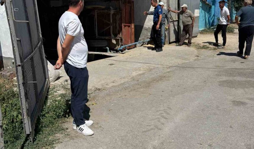 Yem kırma makinesine düşen işçi ağır yaralandı